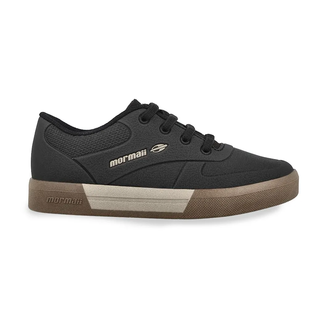 Tênis infantil Mormaii Urban Smash Jr preto visto de frente, com detalhes em marrom e sola marrom antiderrapante.